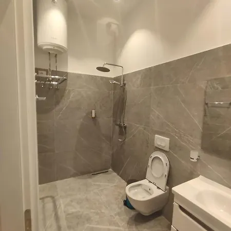 Edi Murrizi فندق مبيت وإفطار *